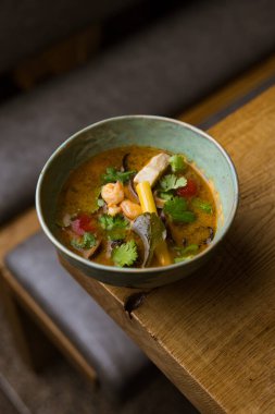 Masada karides, sebze ve balık parçaları var.