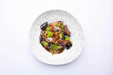 Mantarlı ve biftekli kızarmış sebze manzarası.