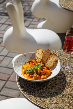 Deniz ürünleri ve ekmek dilimleriyle pişirilmiş sebzelerin yakın plan görüntüsü.