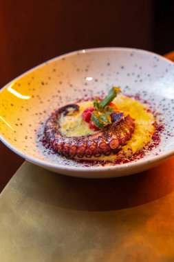 Ahtapot dokunaçlarının soslu yakın görüntüsü