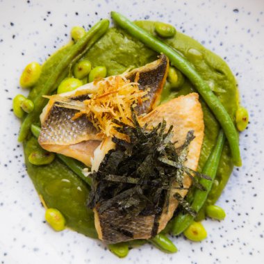 Kızarmış balık dilimleri ve yeşil bezelye püresi manzarası