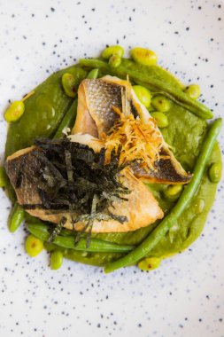 Kızarmış balık dilimleri ve yeşil bezelye püresi manzarası