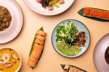 Sebzeli ve soslu çeşitli yemekler.