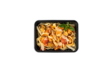 Beyaz arka planda spagetti olan beslenme çantasının üst görüntüsü.