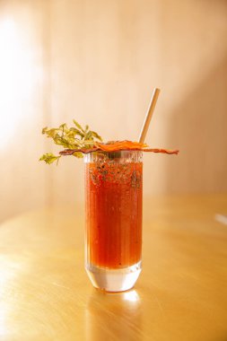  Bir bardak domates kokteyli masada kurutulmuş meyve.