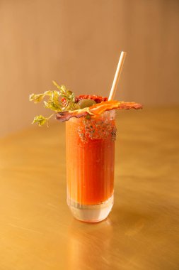  Bir bardak domates kokteyli masada kurutulmuş meyve.