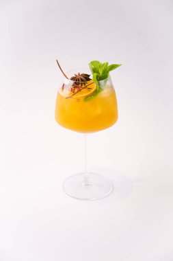 Nefis ve nane yapraklı taze narenciye kokteyli