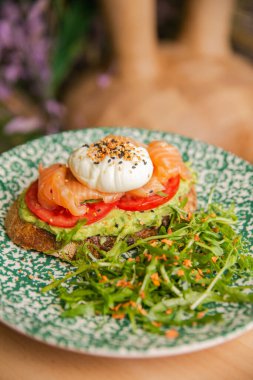 Kızarmış ekmek, ıspanak sosu ve somon balığı.