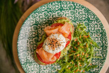 Kızarmış ekmek, ıspanak sosu ve somon balığı.