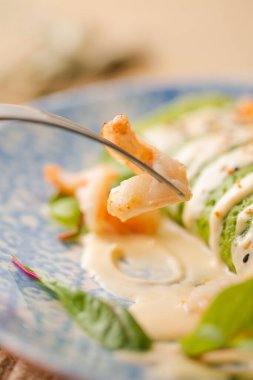 Ispanaklı krem soslu karidesli krep.