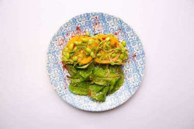 Kızarmış ekmek, ıspanak sosu ve taze salata.