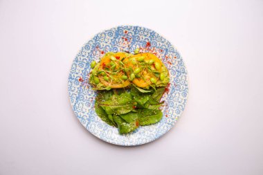 Kızarmış ekmek, ıspanak sosu ve taze salata.