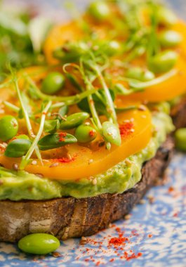 Kızarmış ekmek, ıspanak sosu ve taze salata.