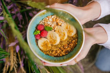 Çilek ve muzlu müsli tabağının yakın plan görüntüsü 