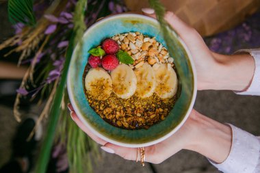 Çilek ve muzlu müsli tabağının yakın plan görüntüsü 