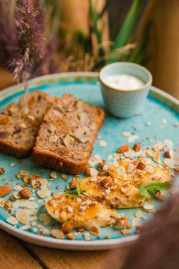  Kızarmış muzlu tatlı ve kızarmış soslu tost.