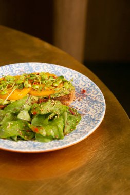 Kızarmış ekmek, ıspanak sosu ve taze salata.