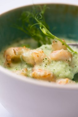 Sebze çorbası ve karidesli püre kasesinin yakın görüntüsü.