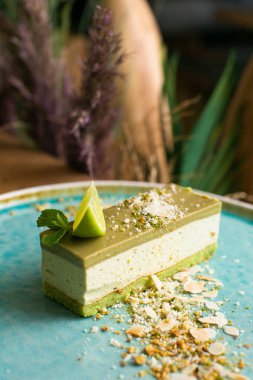 Naneli, bademli ve limonlu bir tabak kremalı kek. 