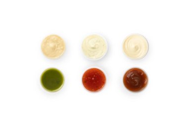 Beyaz arkaplandaki çeşitli sos kavanozlarının üst görünümü