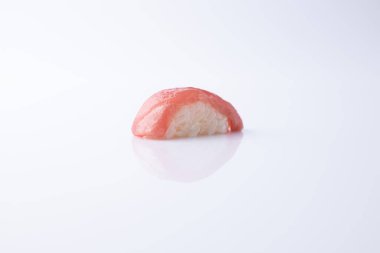 Japon nigiri beyaz arkaplanda izole edildi