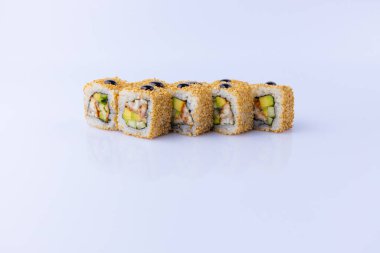 Japon uramaki beyaz arkaplanda izole edildi