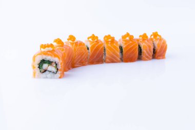 Japon uramaki beyaz arkaplanda izole edildi