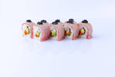 Japon uramaki beyaz arkaplanda izole edildi