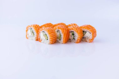 Japon uramaki beyaz arkaplanda izole edildi