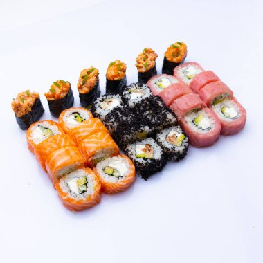 Japon suşi seti beyaz arkaplanda izole edildi