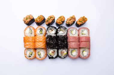 Japon suşi seti beyaz arkaplanda izole edildi