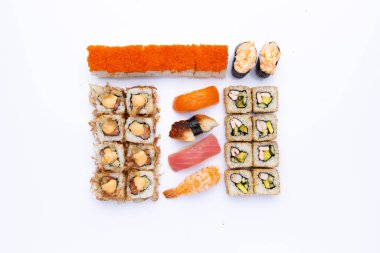 Japon suşi seti beyaz arkaplanda izole edildi