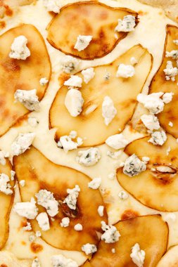 Beyaz arka planda peynirli ve armutlu ev yapımı pizzanın yakın plan görüntüsü  