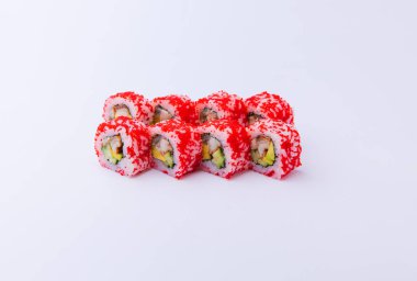 Japon uramaki beyaz arkaplanda izole edildi