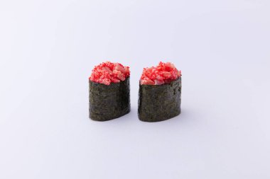 Japon maki beyaz arkaplanda izole edildi