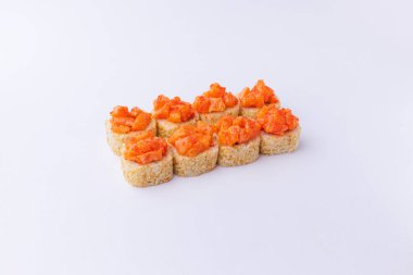 Japon uramaki beyaz arkaplanda izole edildi