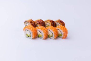 Japon uramaki beyaz arkaplanda izole edildi