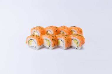 Japon uramaki beyaz arkaplanda izole edildi