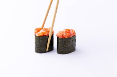 Beyaz arka planda izole edilmiş çubukları olan Japon maki.