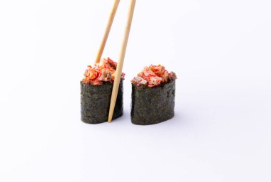 Beyaz arka planda izole edilmiş çubukları olan Japon maki.