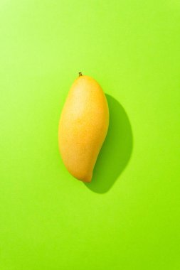 Tayland mangosunun yeşil arka plandaki görüntüsü 