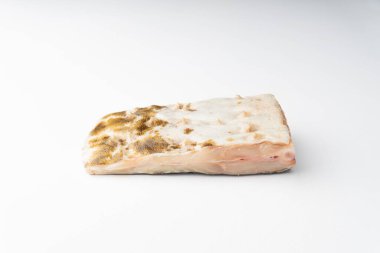 Beyaz arkaplanda izole edilmiş köpekbalığı yüzgeci görüntüsü