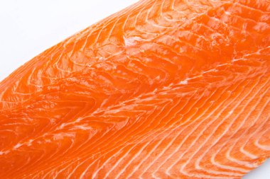 Beyaz arkaplanda izole edilmiş kırmızı balık filetosunun üst görünümü 