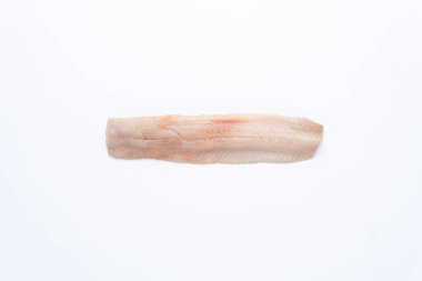 Beyaz arkaplanda izole edilmiş tuzlu ringa filetosunun üst görünümü 