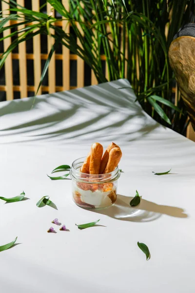 Primo Piano Vista Eclairs Con Crema Vaso — Foto Stock