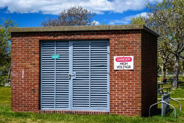 Yüksek voltaj uyarısı olan bir bina..