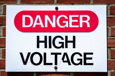 Tehlikeli yüksek voltaj işareti..