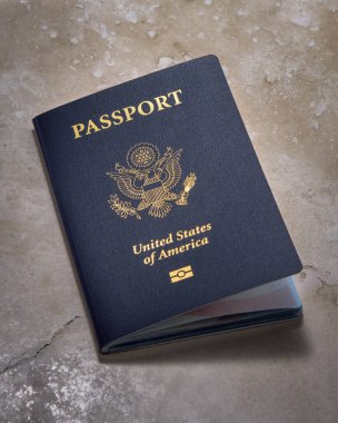 Taş zeminde Amerikan pasaportu