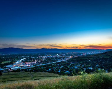 Missoula Montana 'ya bakan dağlarda gün batımı