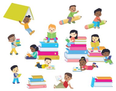Beyaz Kawaii Biçiminde Yığınla Kitapla Okuyan Çok Etnik Okul Çocukları Düz Vektör İlülasyonu